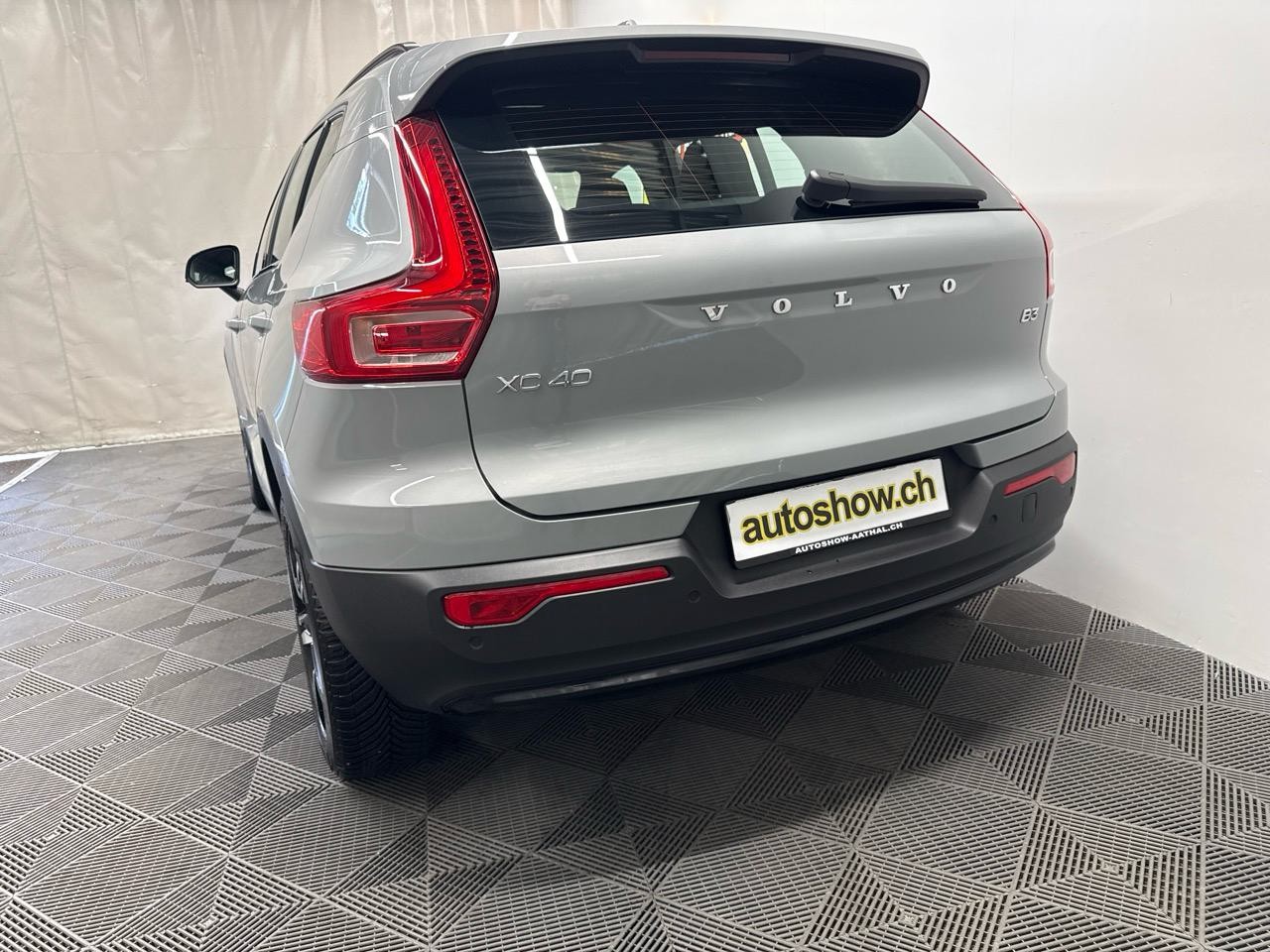 VOLVO XC40 B3 Benzin Mild Hybrid Plus Dark DCT-image-15