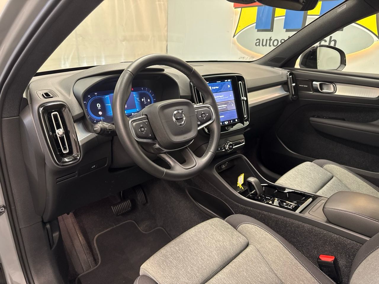 VOLVO XC40 B3 Benzin Mild Hybrid Plus Dark DCT-image-2