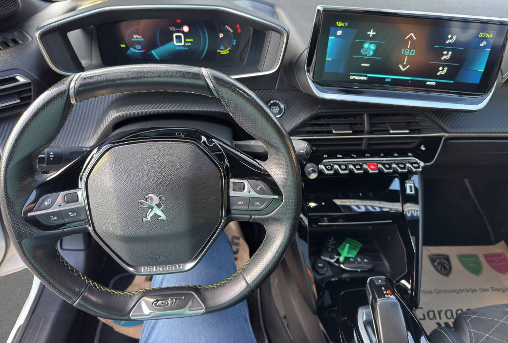 PEUGEOT 208-image-9