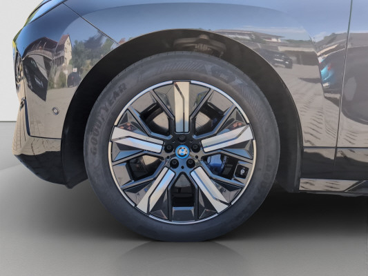 BMW iX xDrive50-image-12