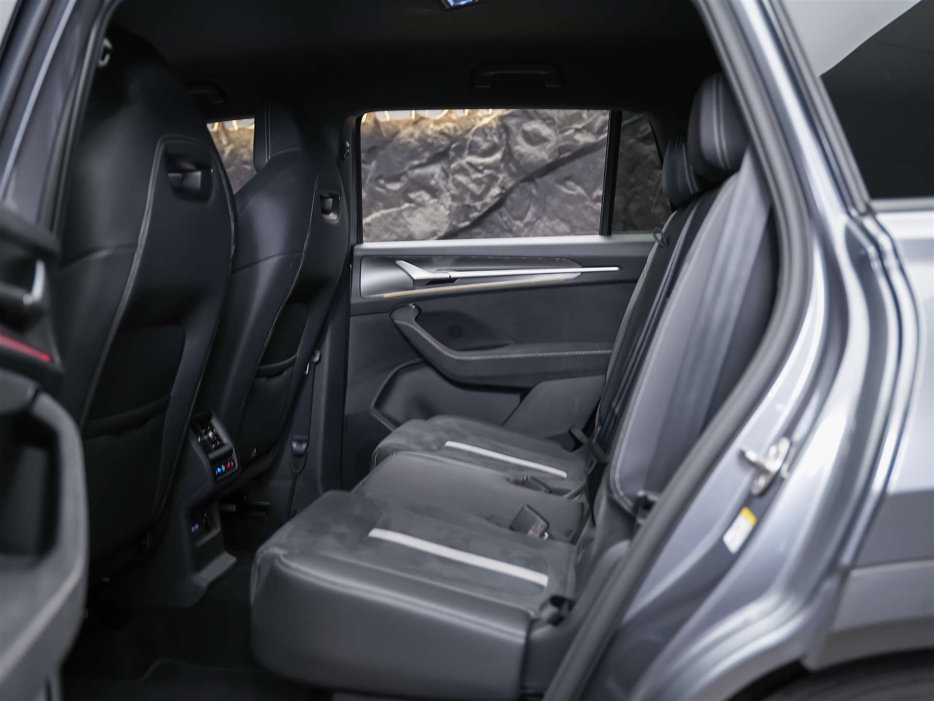SKODA Kodiaq 2.0 TSI Sportline 4x4 *7 Plätzer*Abstandsregler*Matrix LED Scheinwerfer*-image-11