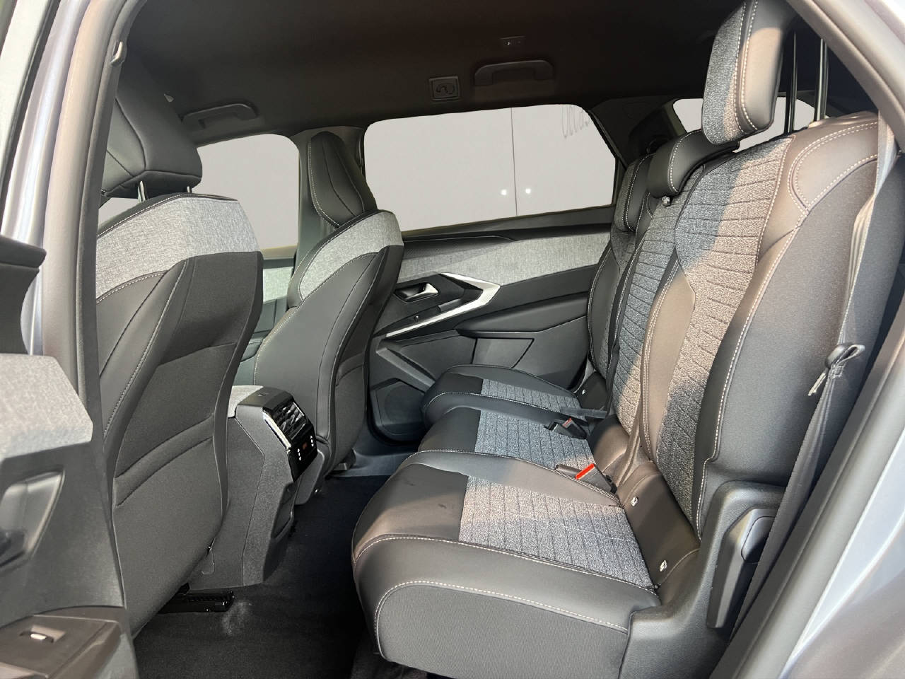 PEUGEOT 5008 1.2 Hybrid Allure-image-10