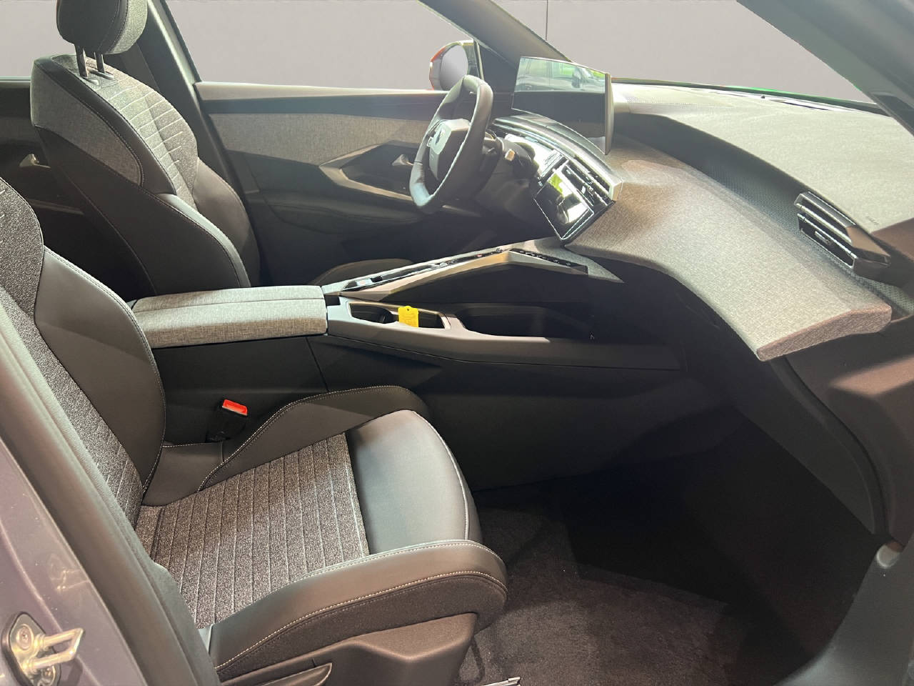 PEUGEOT 5008 1.2 Hybrid Allure-image-9