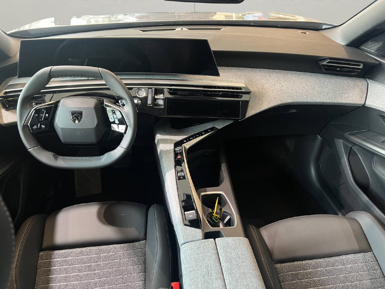 PEUGEOT 5008 1.2 Hybrid Allure-image-5