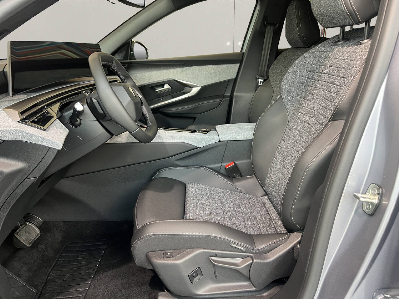 PEUGEOT 5008 1.2 Hybrid Allure-image-4
