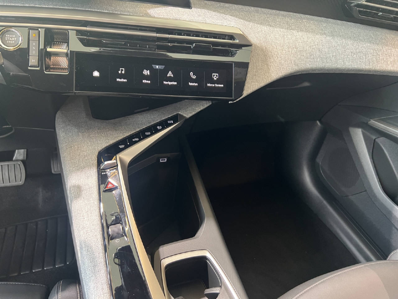 PEUGEOT 5008 1.2 Hybrid Allure-image-8