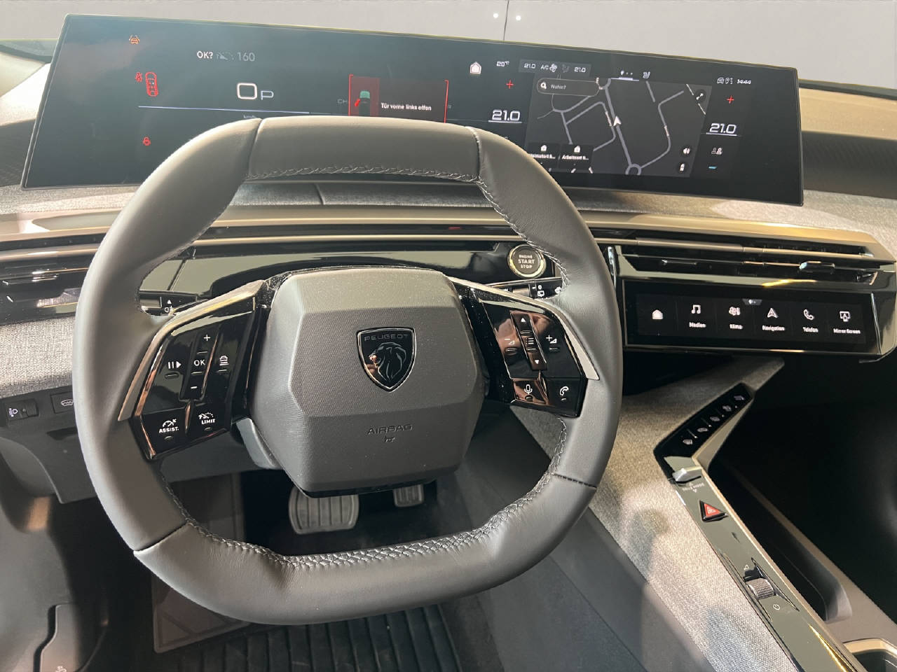 PEUGEOT 5008 1.2 Hybrid Allure-image-6