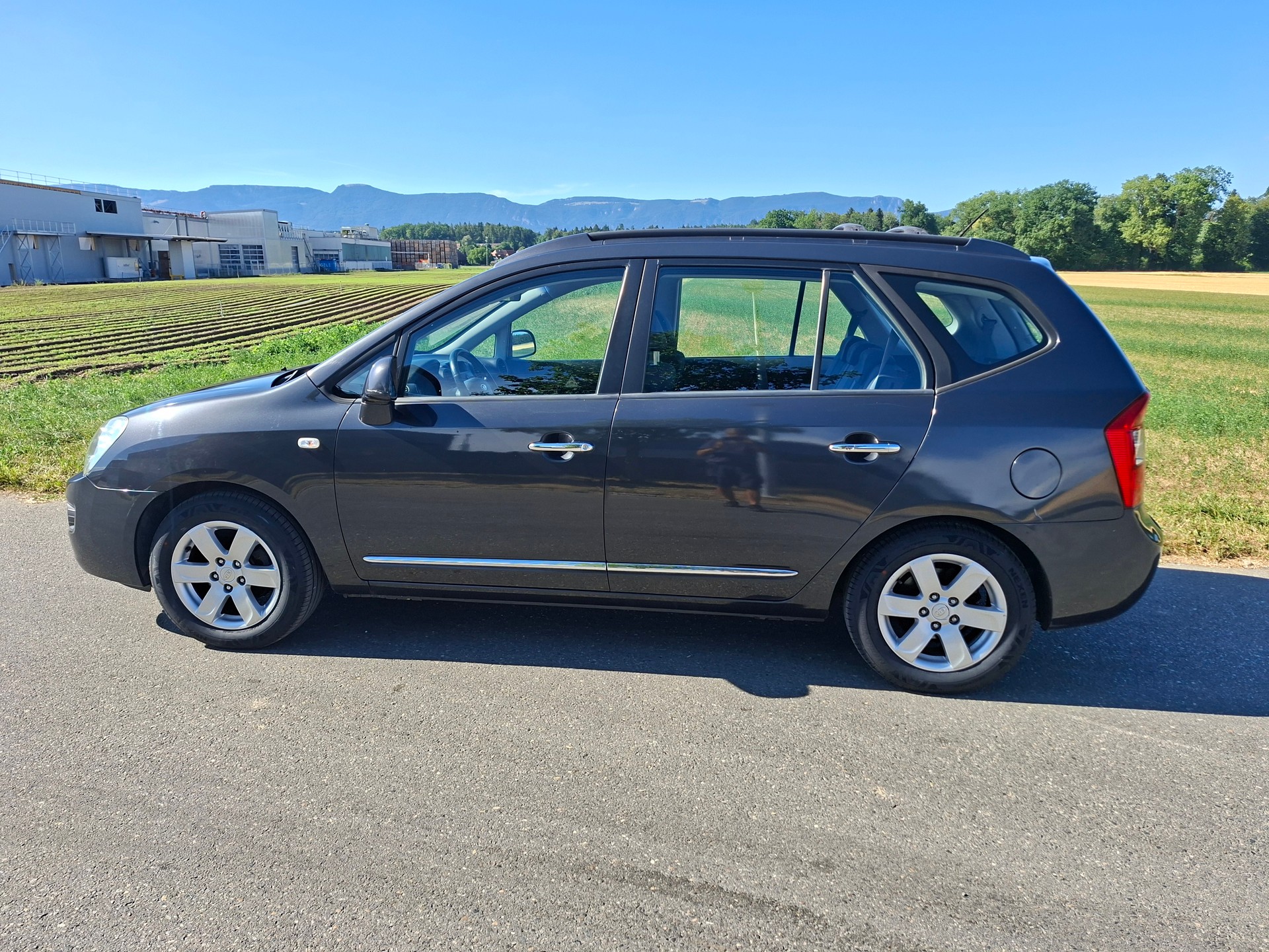 KIA Carens 2.0 CVVT Trend-image-1