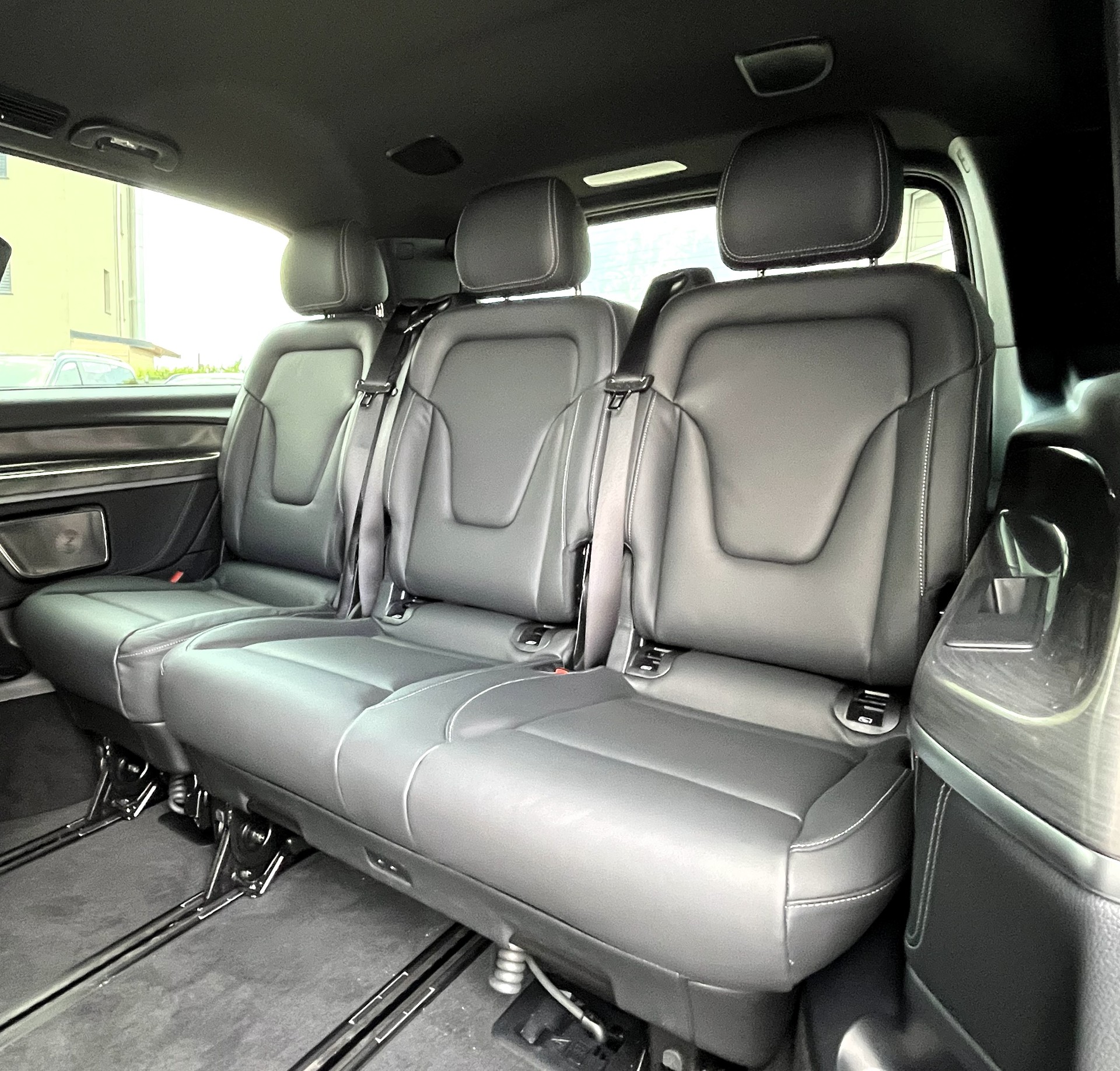 MERCEDES-BENZ V 300 d lang 4Matic Swiss Edition 9G-Tronic-image-17