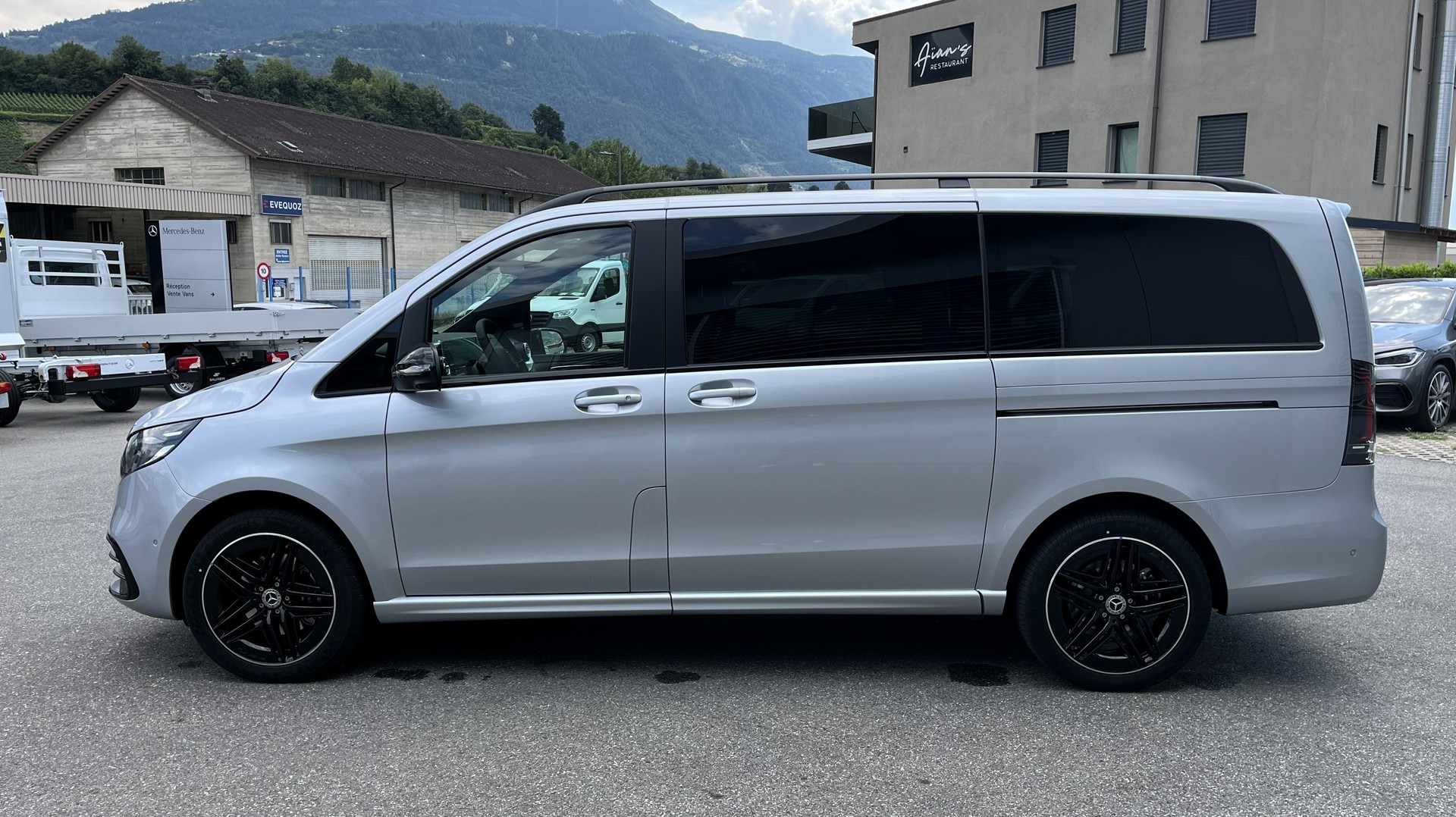MERCEDES-BENZ V 300 d lang 4Matic Swiss Edition 9G-Tronic-image-5