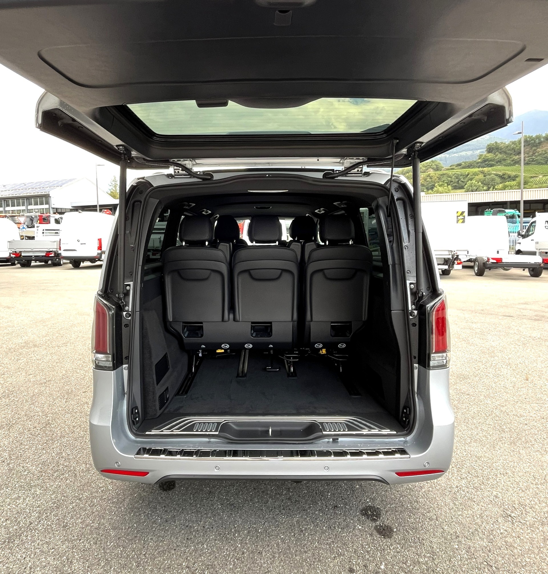 MERCEDES-BENZ V 300 d lang 4Matic Swiss Edition 9G-Tronic-image-19