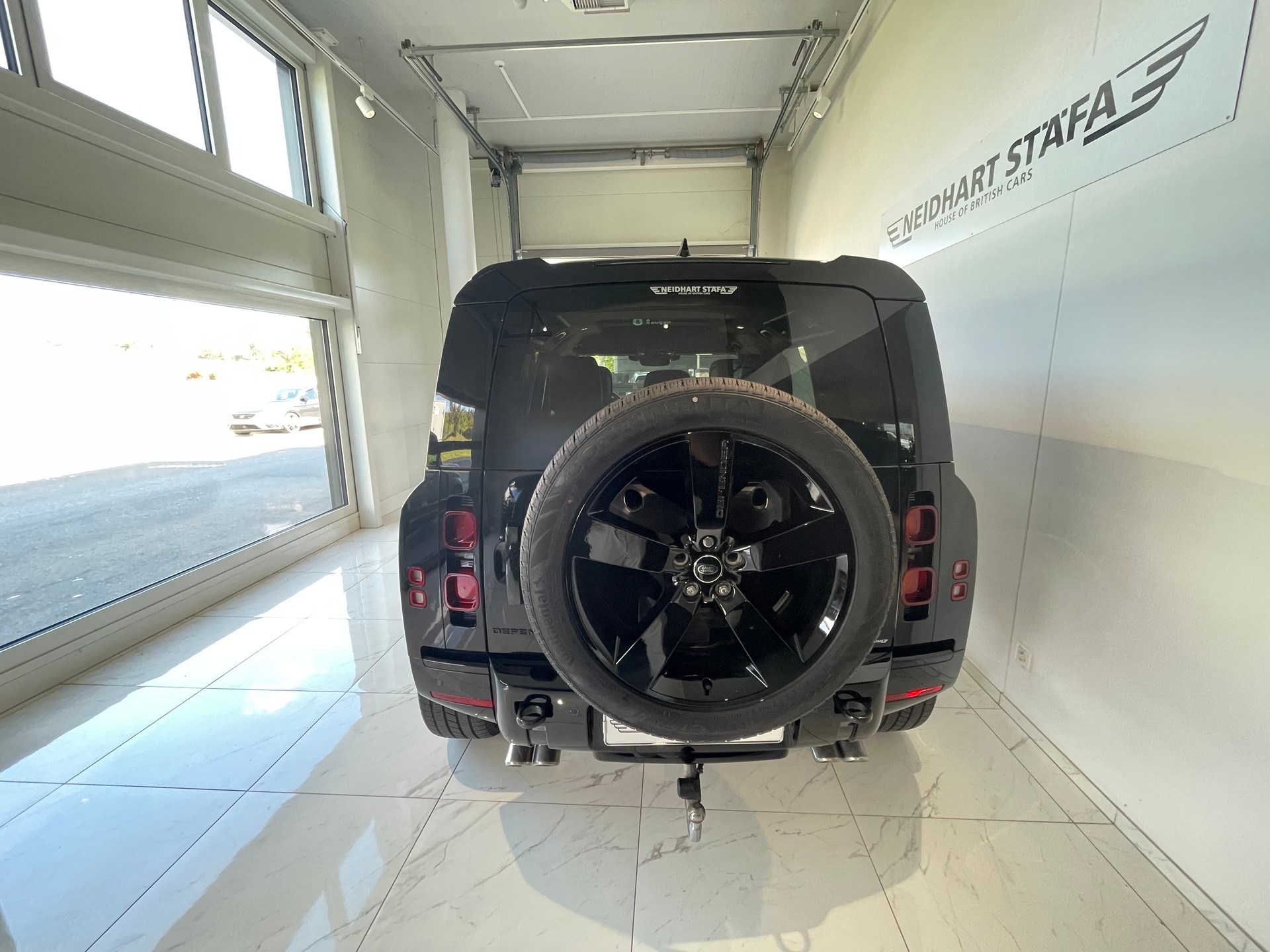 LAND ROVER Defender 110 425 V8 5.0 X AT8-showroom-element-3