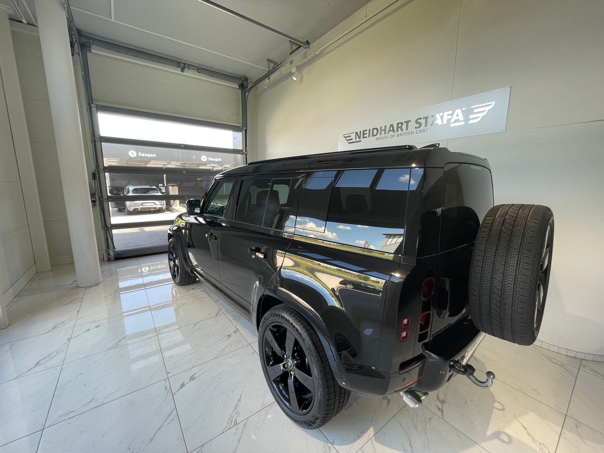 LAND ROVER Defender 110 425 V8 5.0 X AT8-showroom-element-2