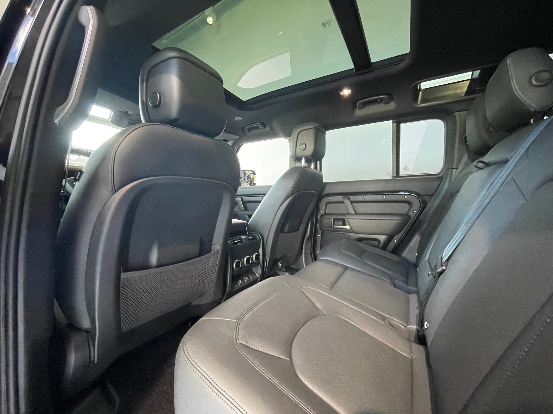 LAND ROVER Defender 110 425 V8 5.0 X AT8-image-6