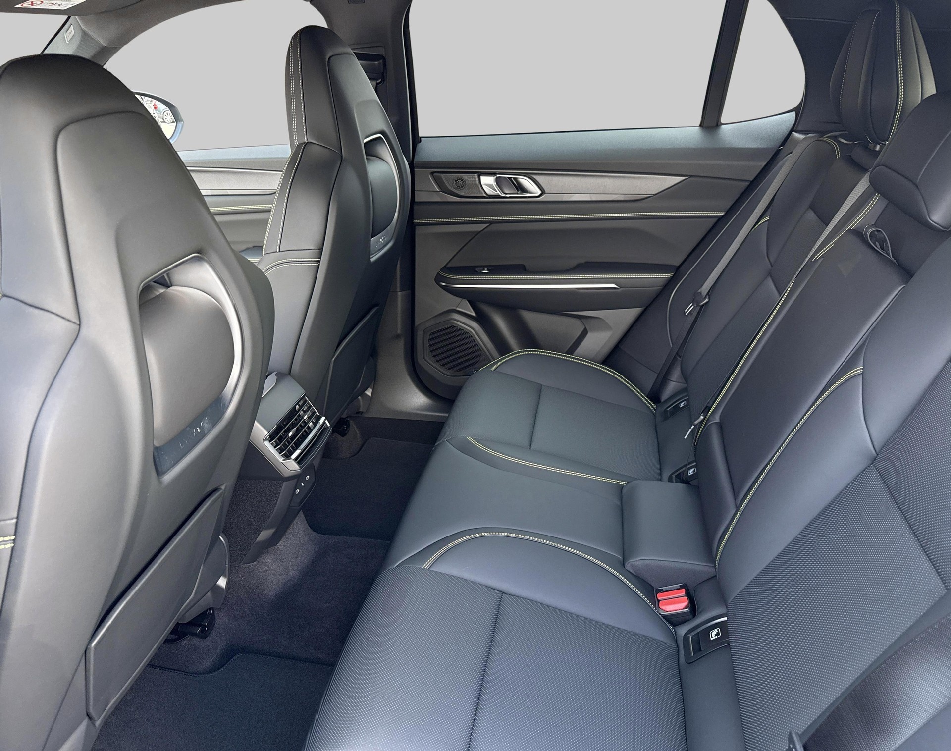 LYNK & CO 01 1.5 PHEV More-showroom-element-3
