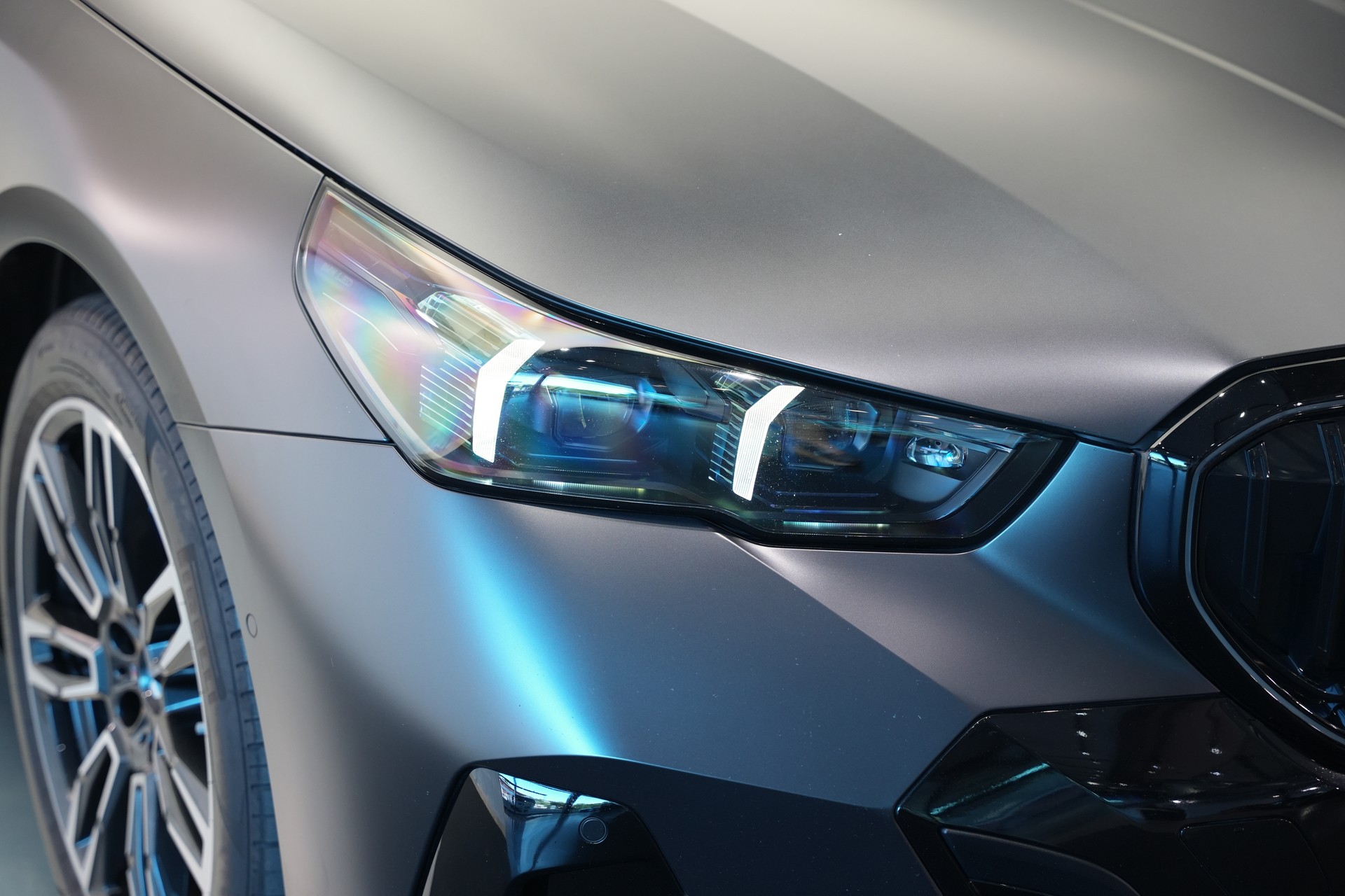 BMW 540d xDrive 48V M Sport Pro Steptronic *Frozen Deep Grey* *Iconic Glow* *Shadow Line* *Carbon*-image-46