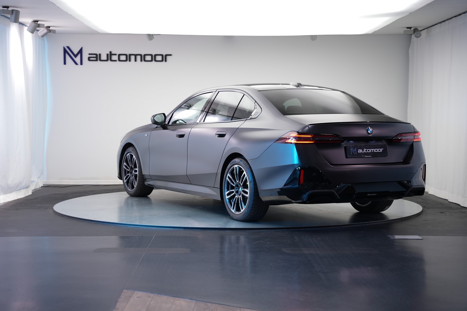 BMW 540d xDrive 48V M Sport Pro Steptronic *Frozen Deep Grey* *Iconic Glow* *Shadow Line* *Carbon*-image-6