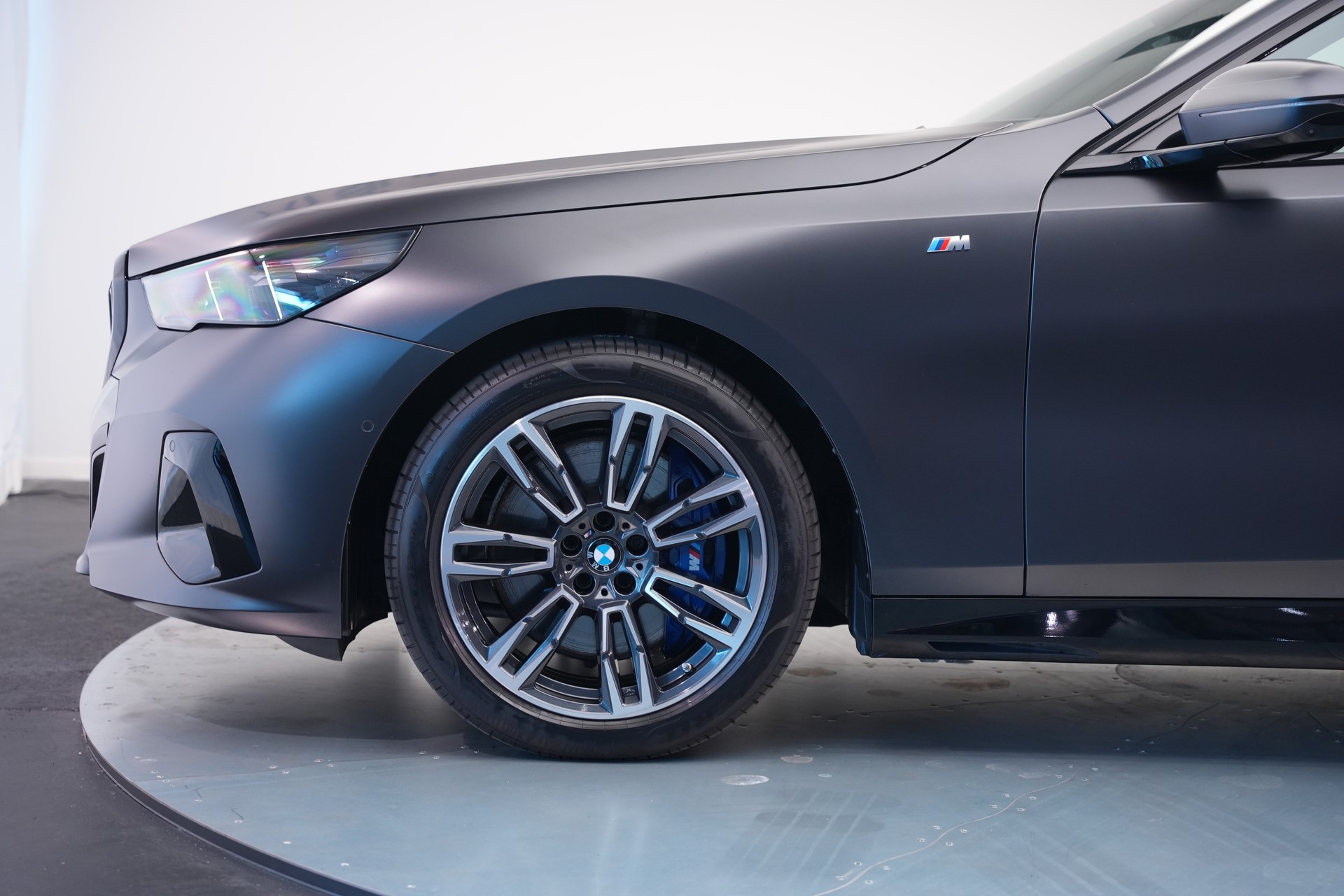 BMW 540d xDrive 48V M Sport Pro Steptronic *Frozen Deep Grey* *Iconic Glow* *Shadow Line* *Carbon*-image-43