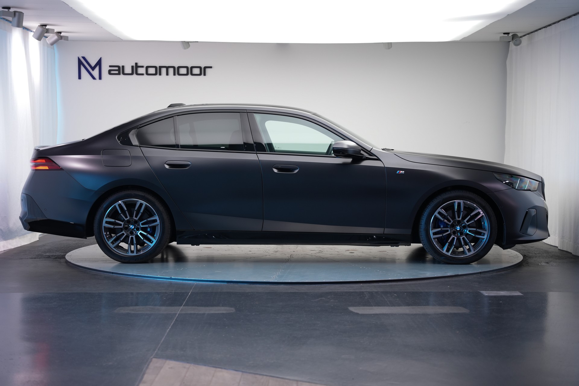 BMW 540d xDrive 48V M Sport Pro Steptronic *Frozen Deep Grey* *Iconic Glow* *Shadow Line* *Carbon*-image-3
