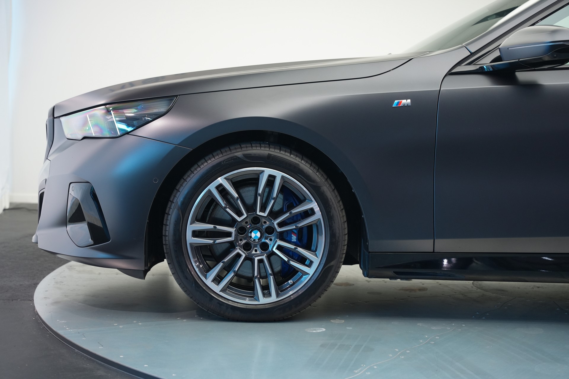 BMW 540d xDrive 48V M Sport Pro Steptronic *Frozen Deep Grey* *Iconic Glow* *Shadow Line* *Carbon*-image-43