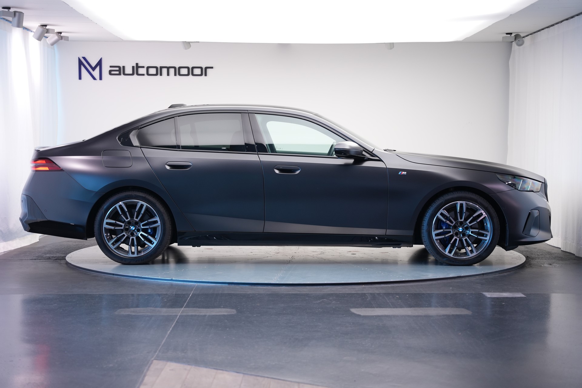 BMW 540d xDrive 48V M Sport Pro Steptronic *Frozen Deep Grey* *Iconic Glow* *Shadow Line* *Carbon*-showroom-element-3