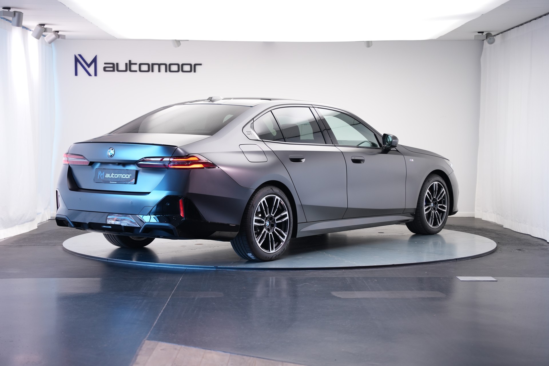 BMW 540d xDrive 48V M Sport Pro Steptronic *Frozen Deep Grey* *Iconic Glow* *Shadow Line* *Carbon*-image-4