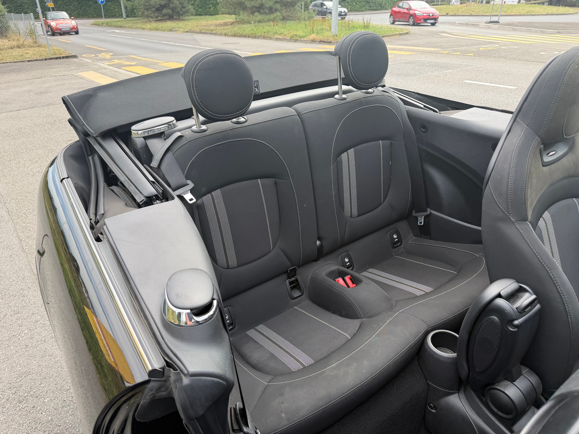 MINI One Cabriolet JCW-image-9