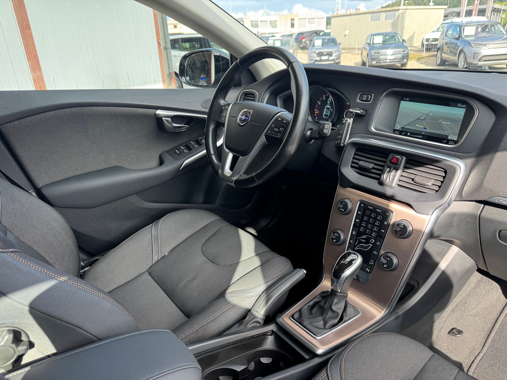VOLVO V40 Cross Country T4 2.0 AWD Family Ed. Geartr.-image-11