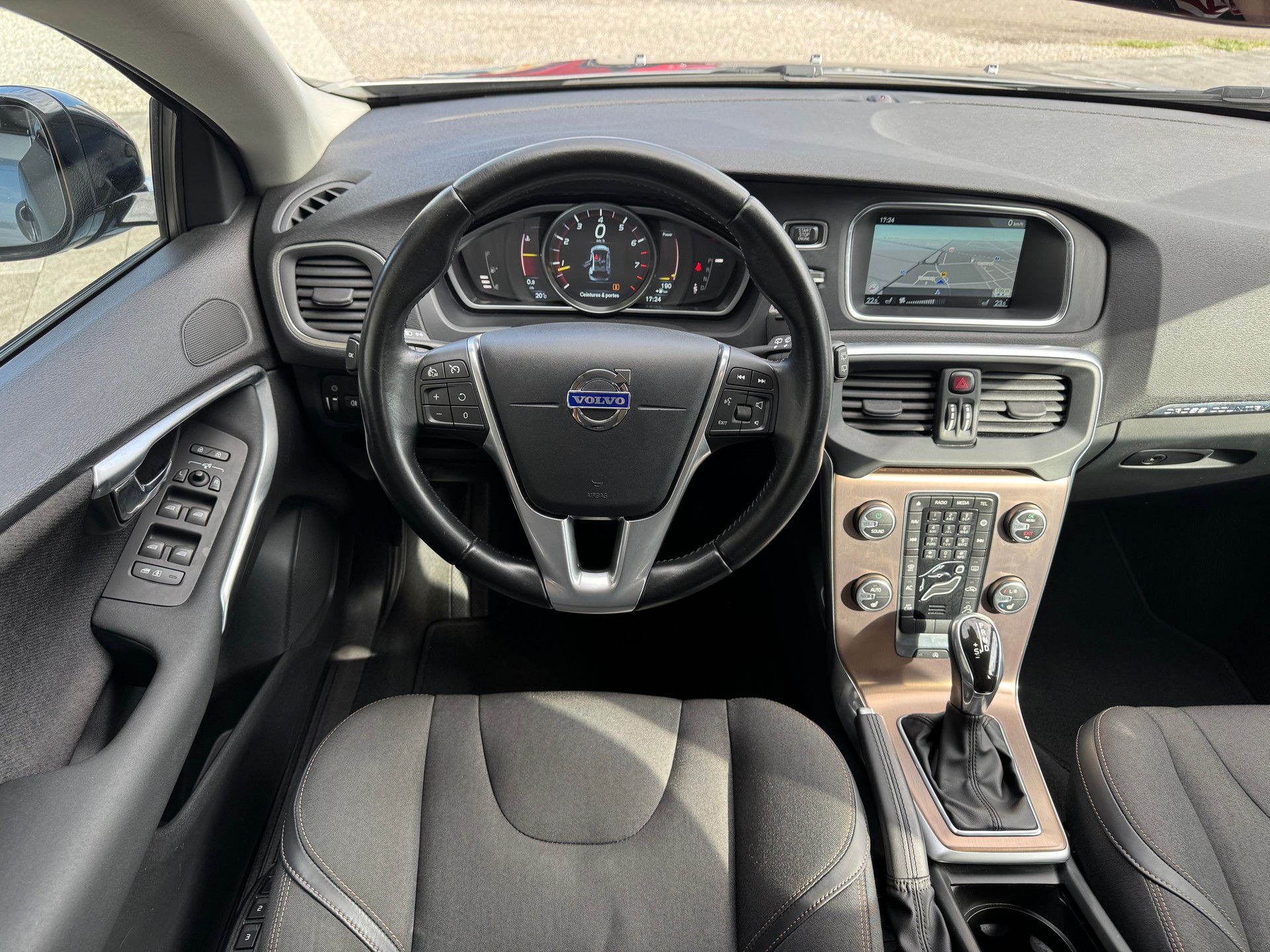 VOLVO V40 Cross Country T4 2.0 AWD Family Ed. Geartr.-image-10