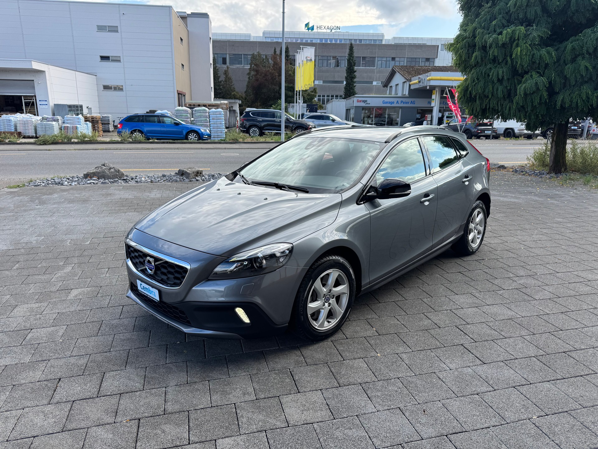 VOLVO V40 Cross Country T4 2.0 AWD Family Ed. Geartr.-image-1
