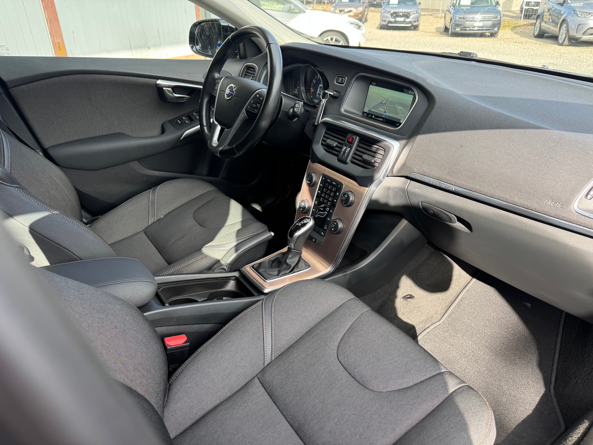 VOLVO V40 Cross Country T4 2.0 AWD Family Ed. Geartr.-image-12