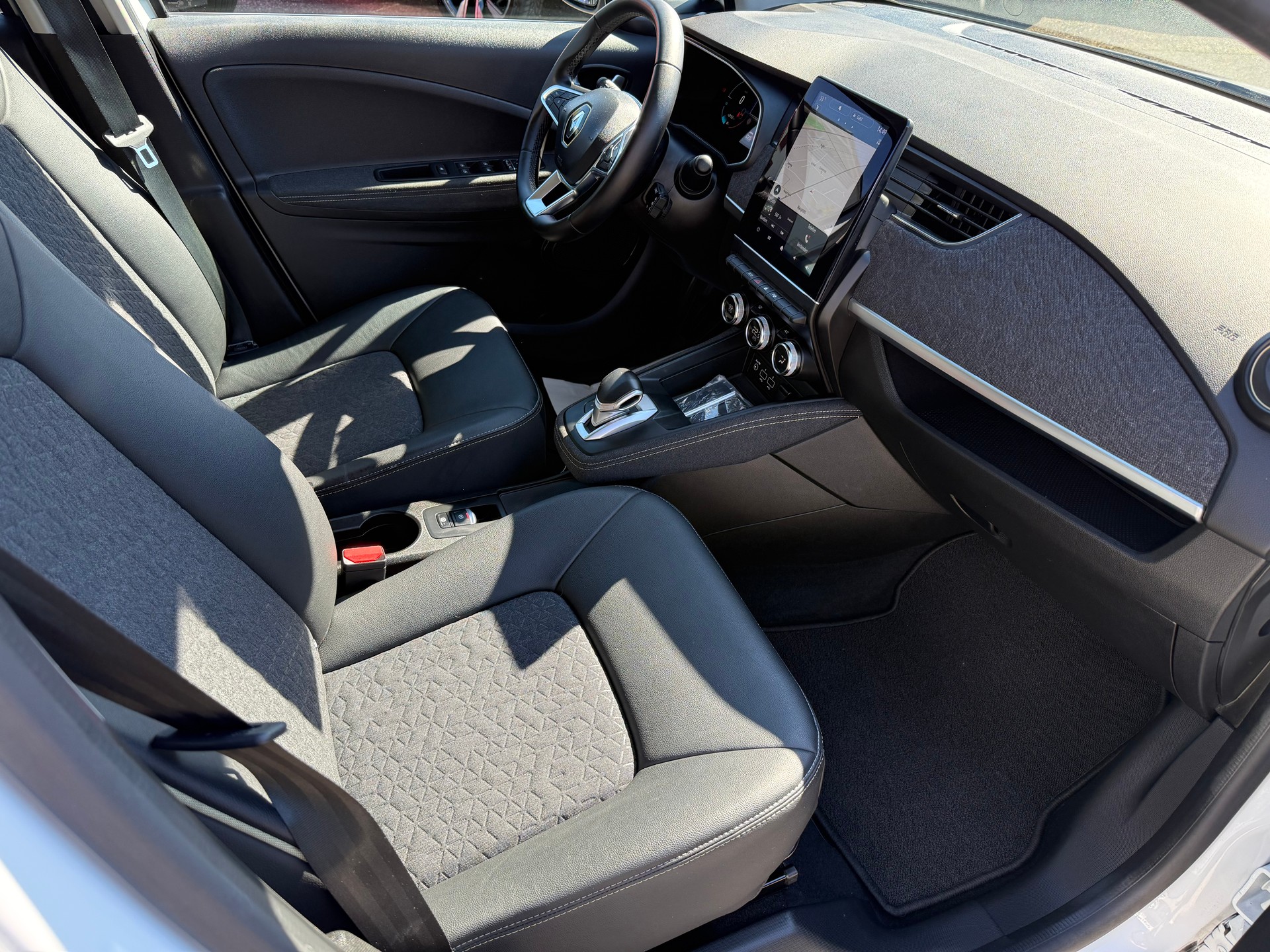 RENAULT Zoe R135 (incl. Batterie) Iconic-showroom-element-3