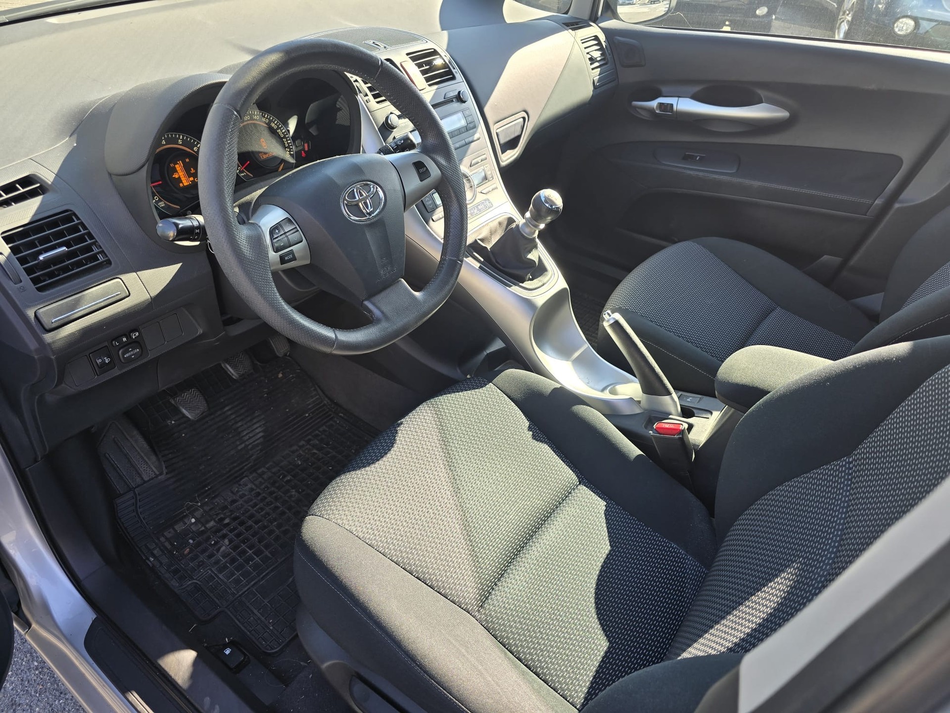 TOYOTA Auris 1.6 Linea Sol-image-13