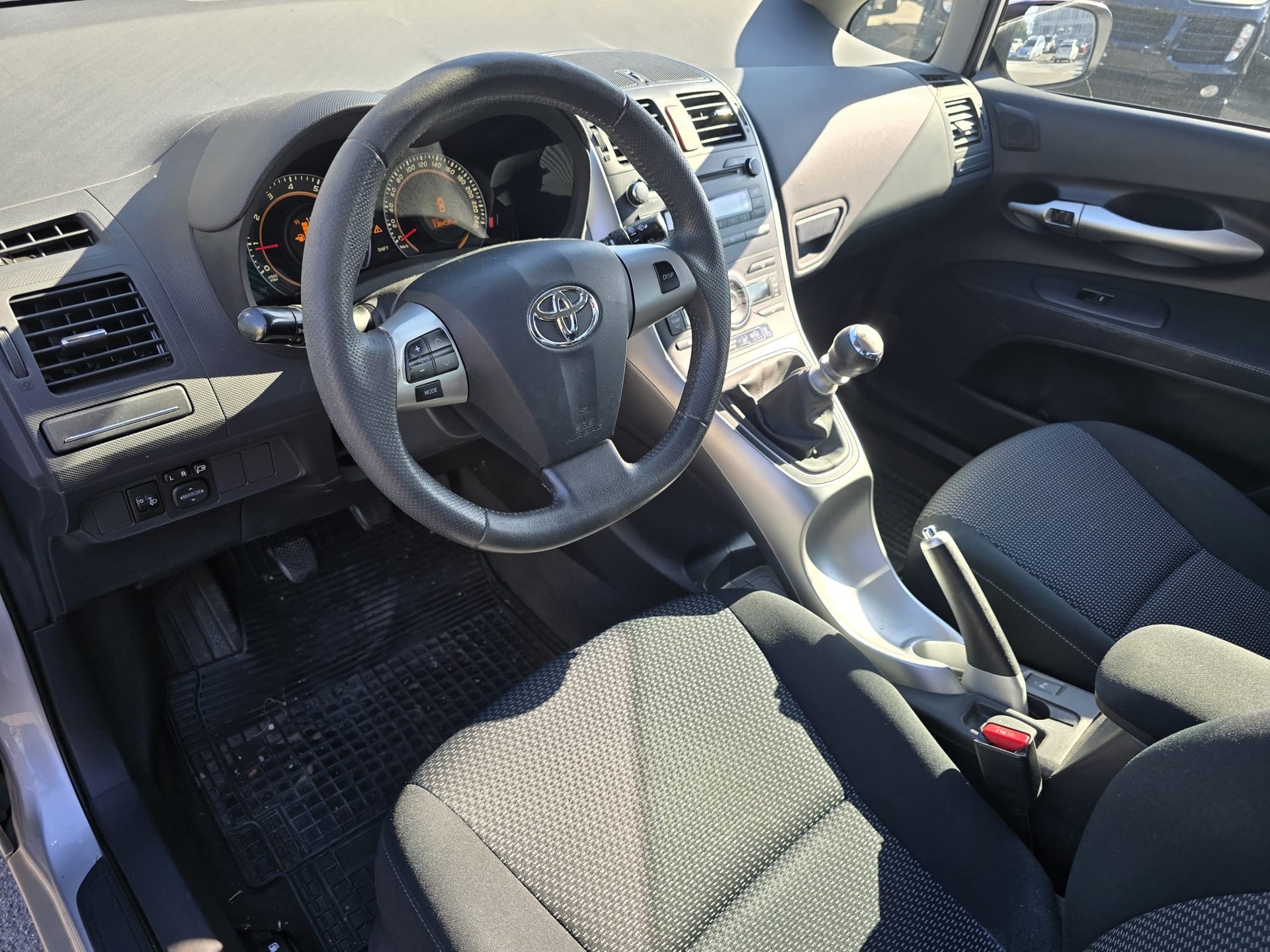 TOYOTA Auris 1.6 Linea Sol-image-11