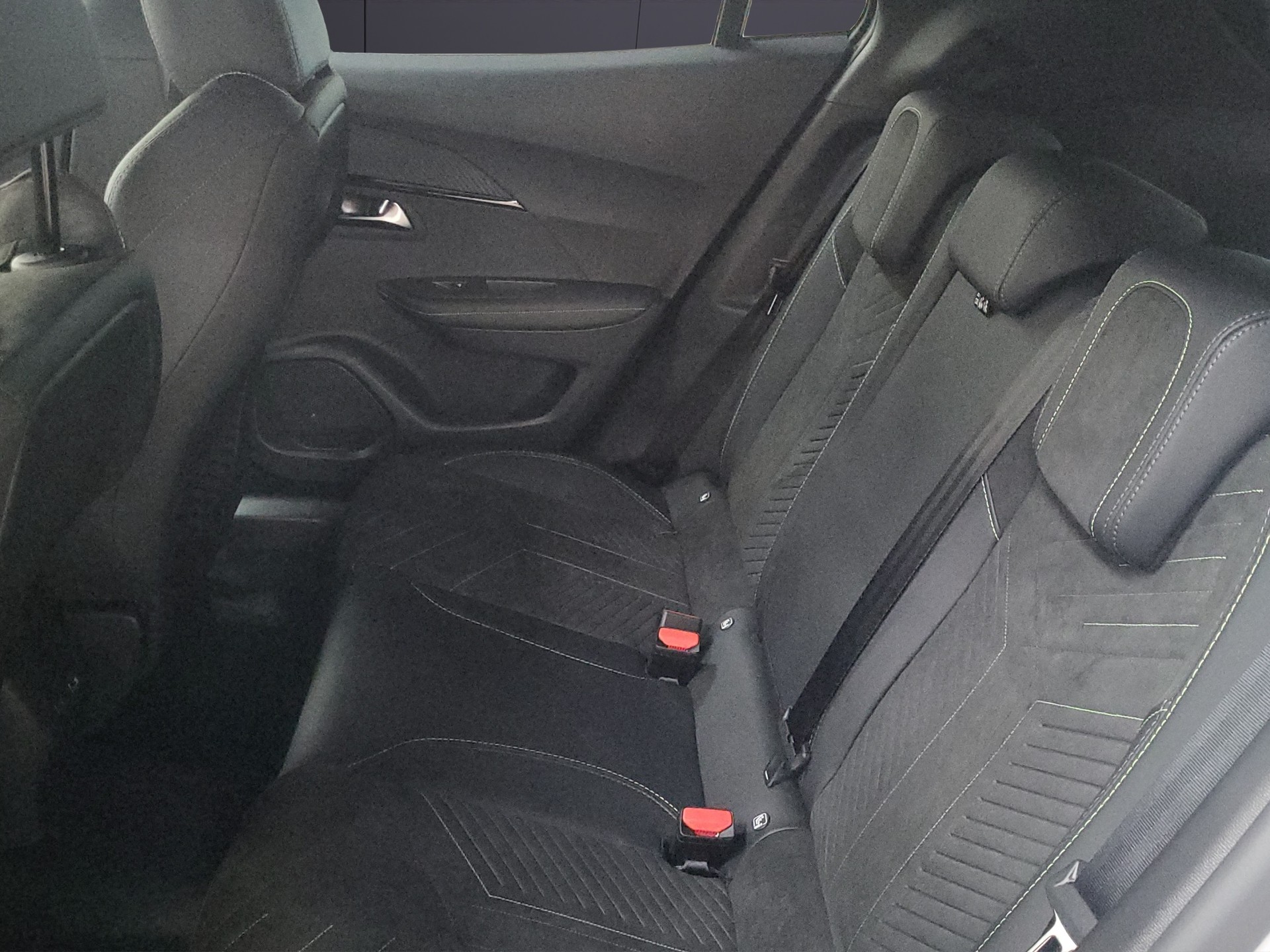 PEUGEOT 2008 1.2 MHEV GT Exclusive-image-5