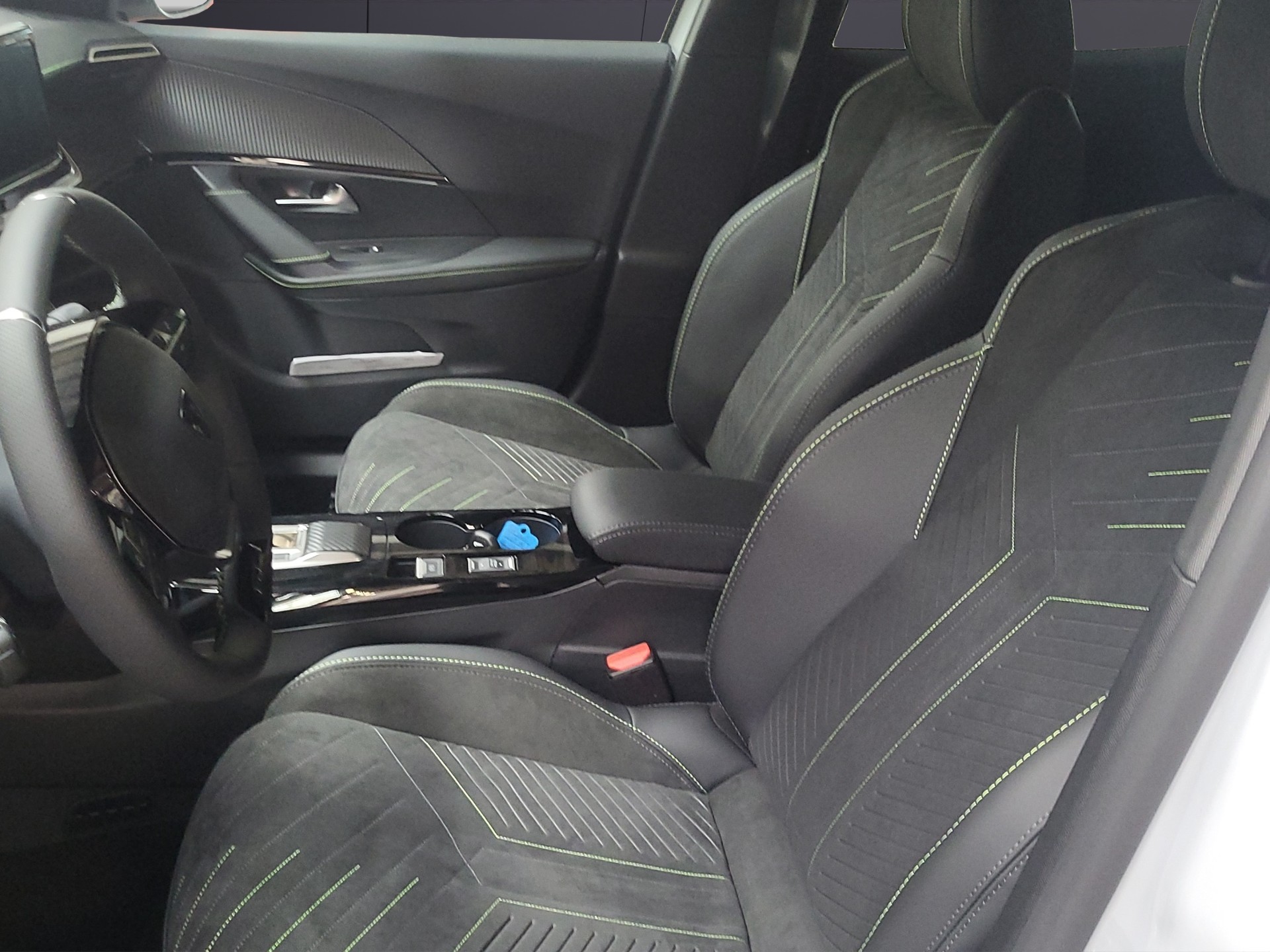 PEUGEOT 2008 1.2 MHEV GT Exclusive-image-4
