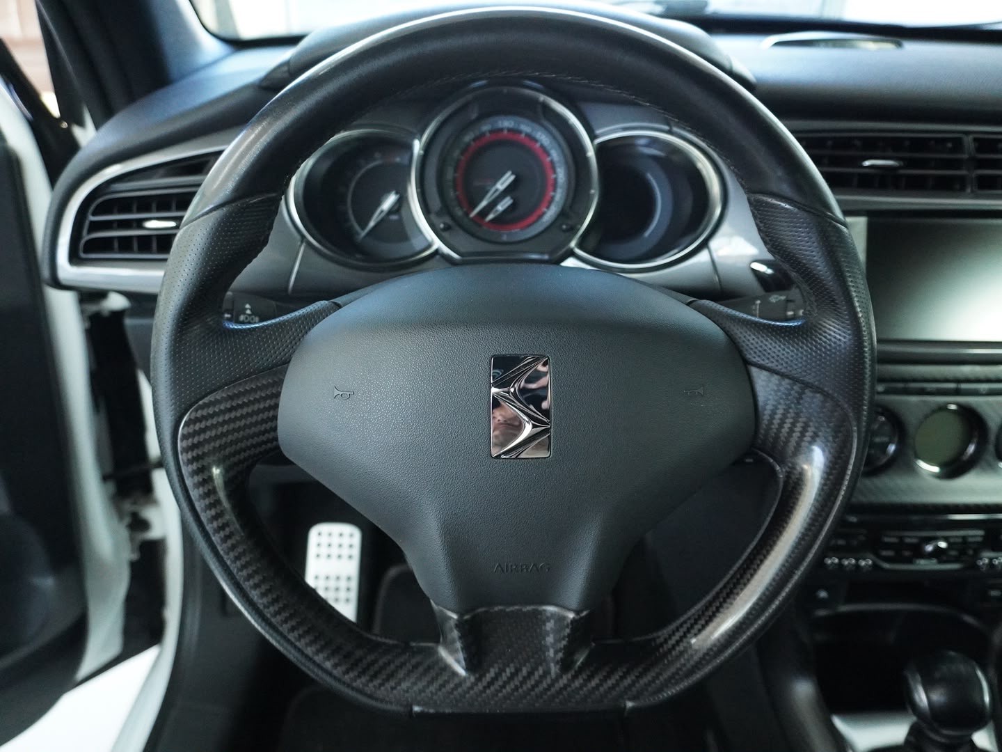 DS AUTOMOBILES DS3 1.6 THP Racing Gold Mat-image-11