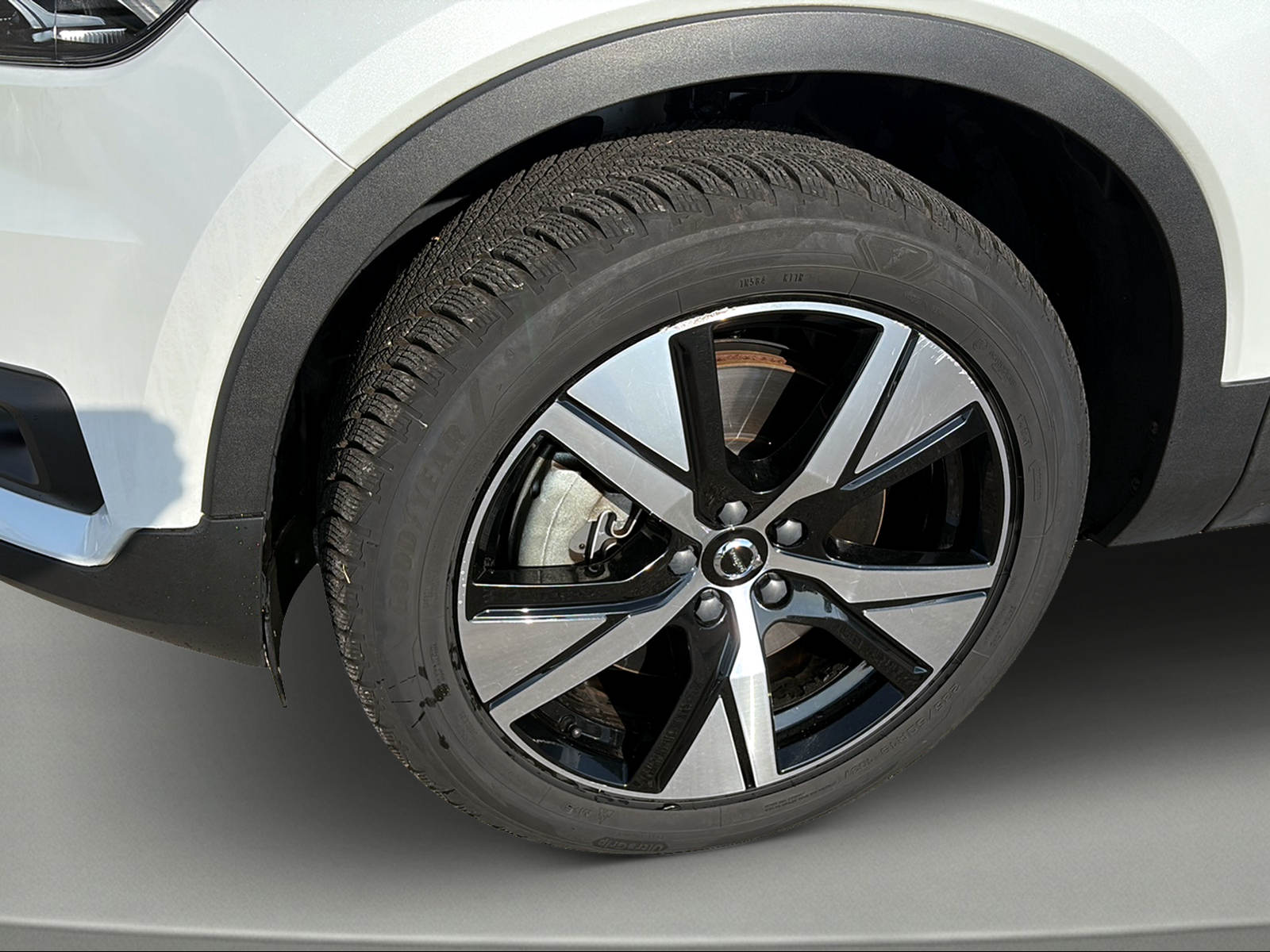 VOLVO XC40 P8 AWD Pure Electric R-Design-image-2