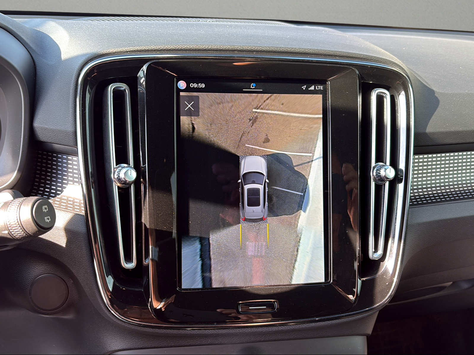 VOLVO XC40 P8 AWD Pure Electric R-Design-image-4