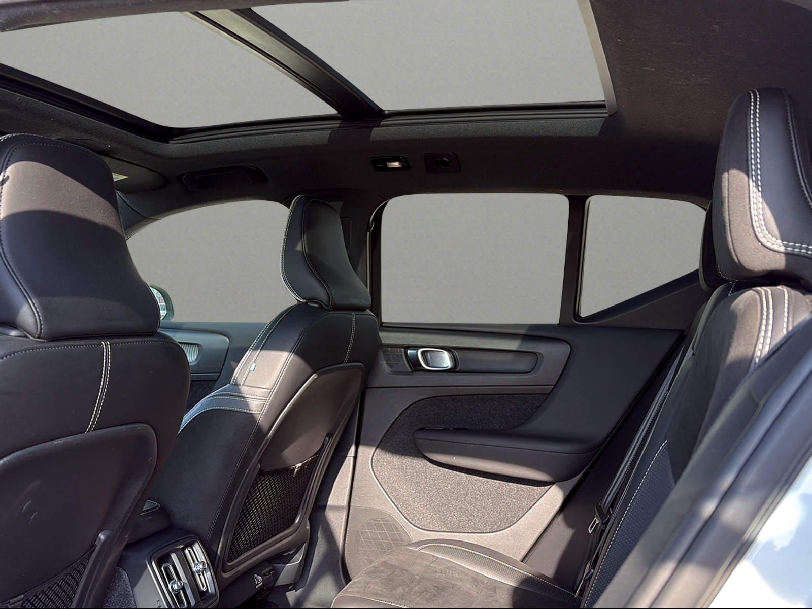 VOLVO XC40 P8 AWD Pure Electric R-Design-image-5