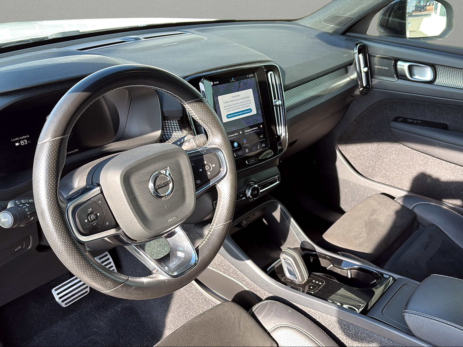 VOLVO XC40 P8 AWD Pure Electric R-Design-image-10