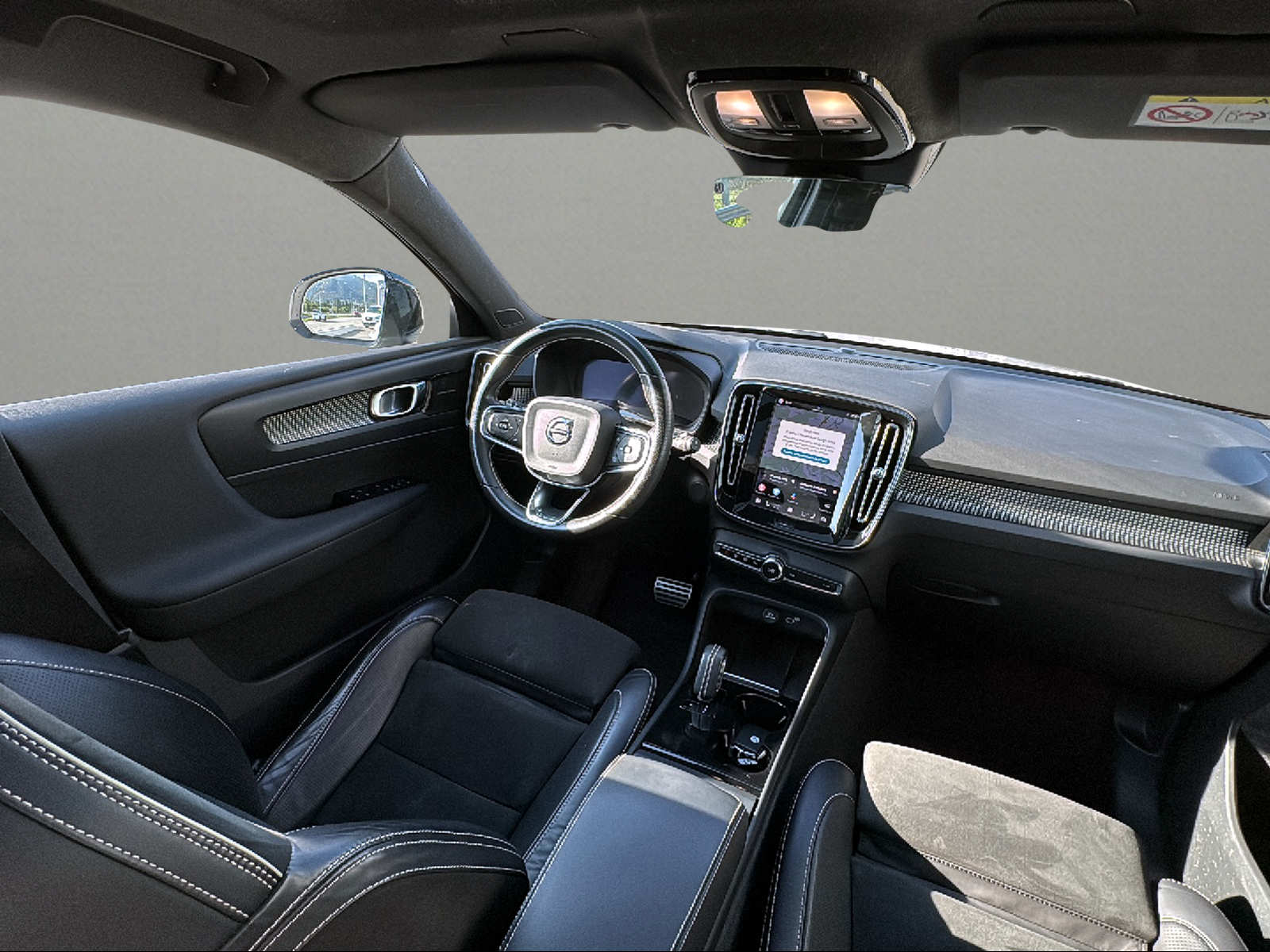 VOLVO XC40 P8 AWD Pure Electric R-Design-image-15