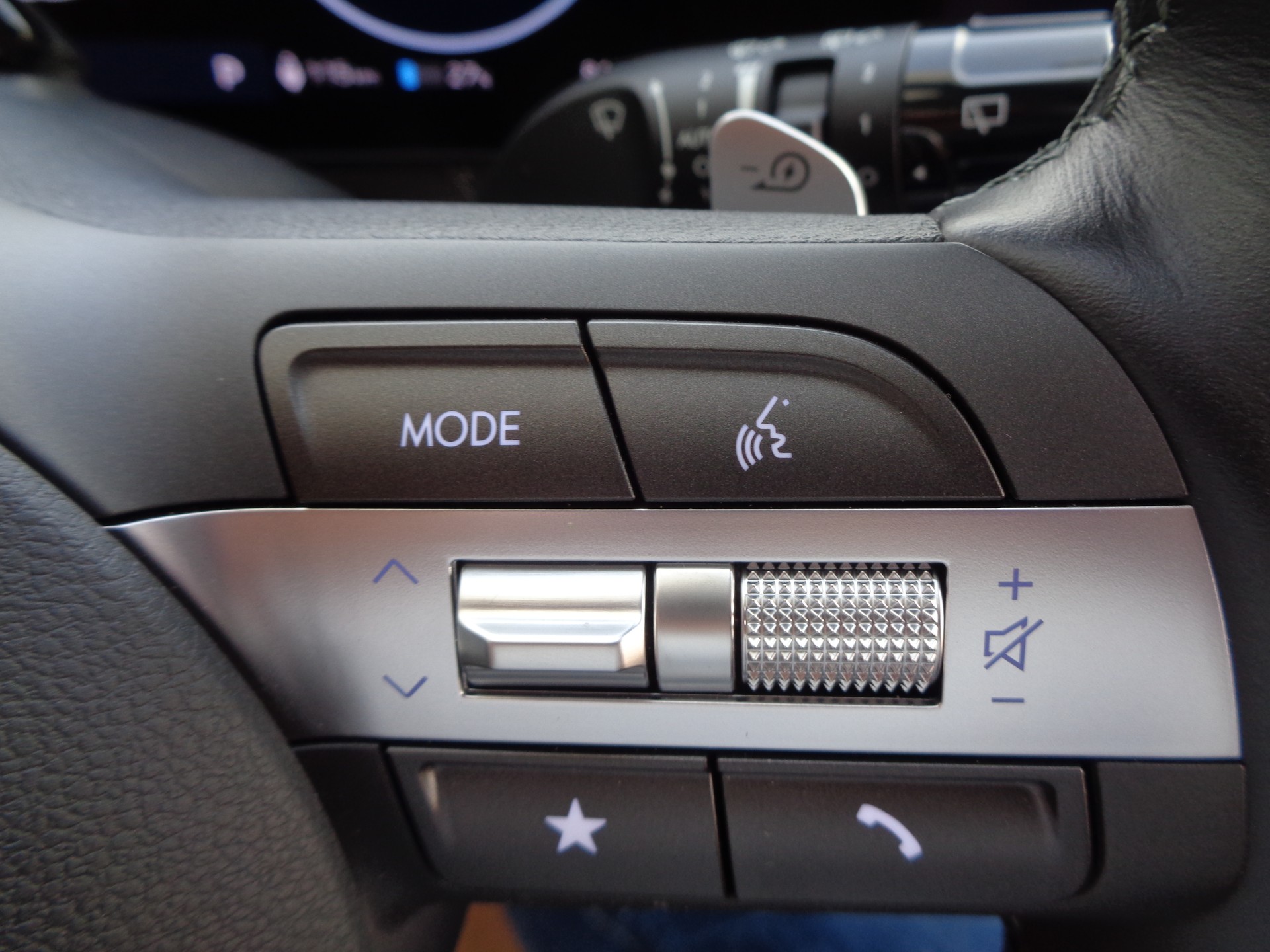 HYUNDAI Kona EV 65.4 kWh Origo-image-17