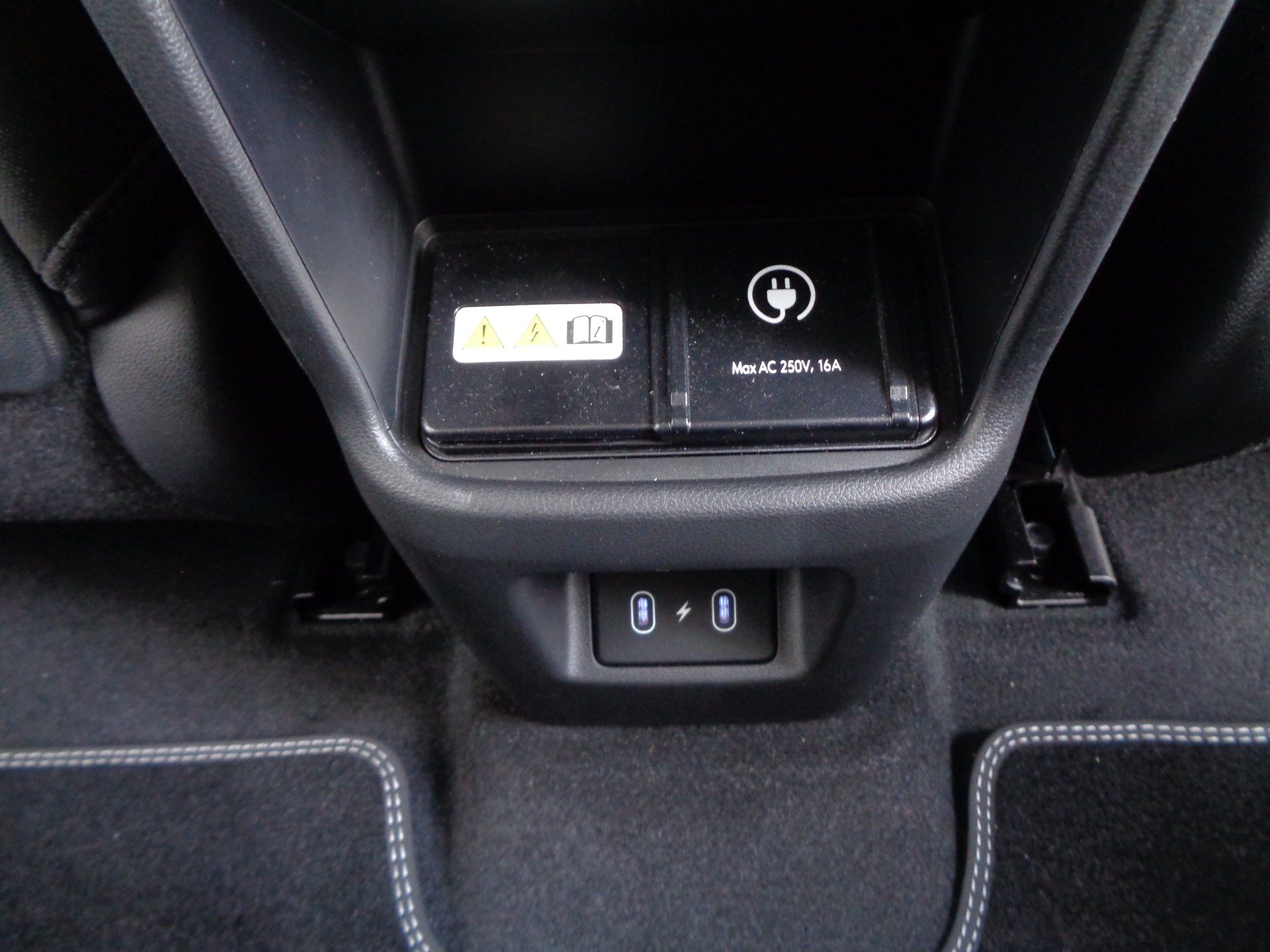HYUNDAI Kona EV 65.4 kWh Origo-image-14