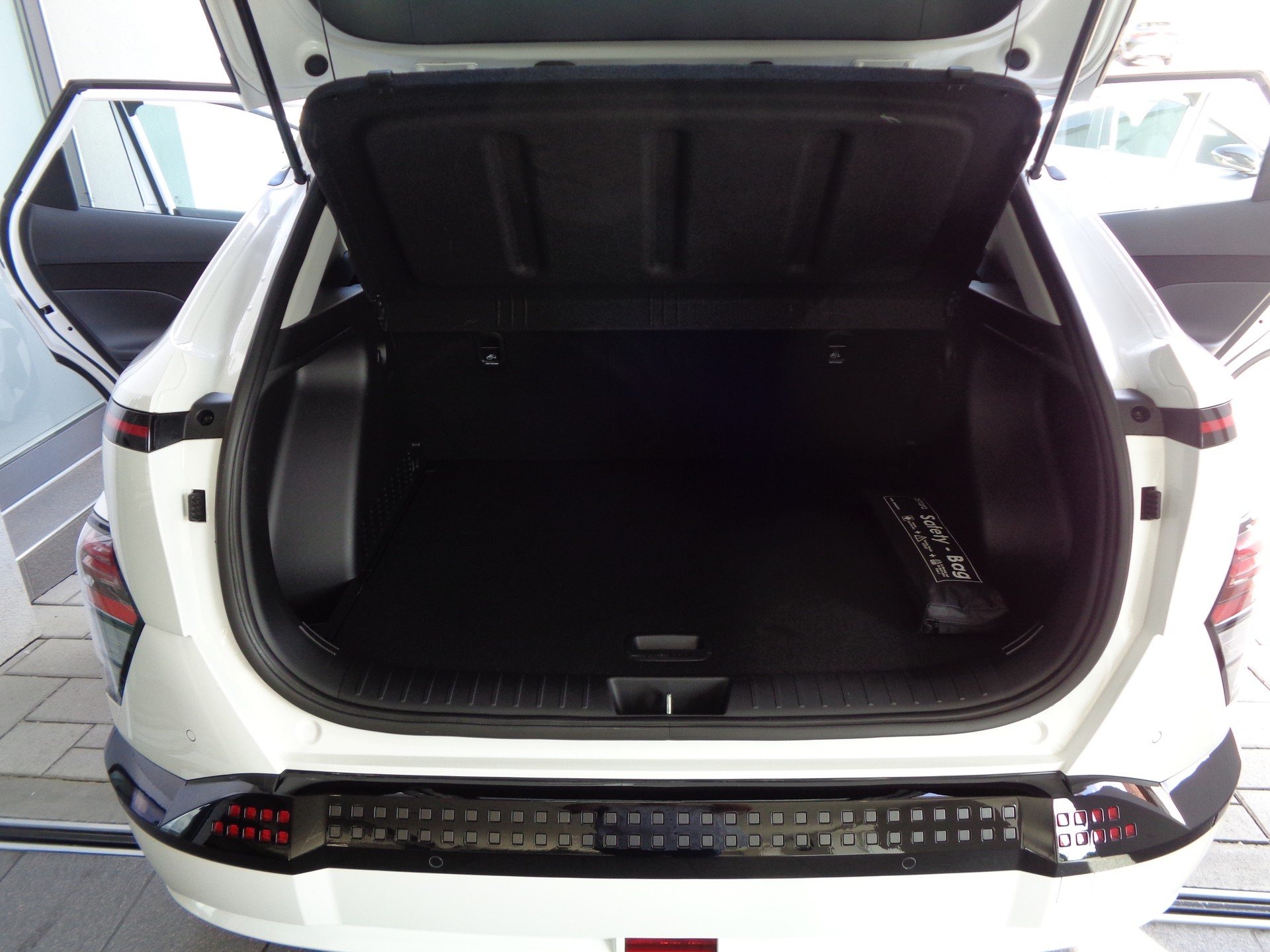 HYUNDAI Kona EV 65.4 kWh Origo-image-13