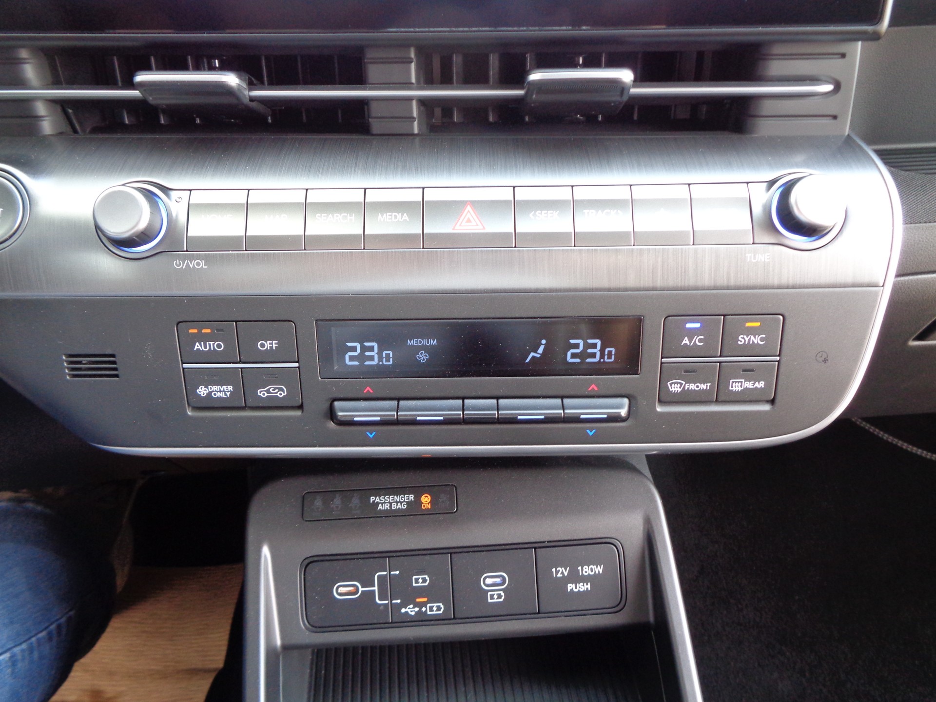HYUNDAI Kona EV 65.4 kWh Origo-image-18