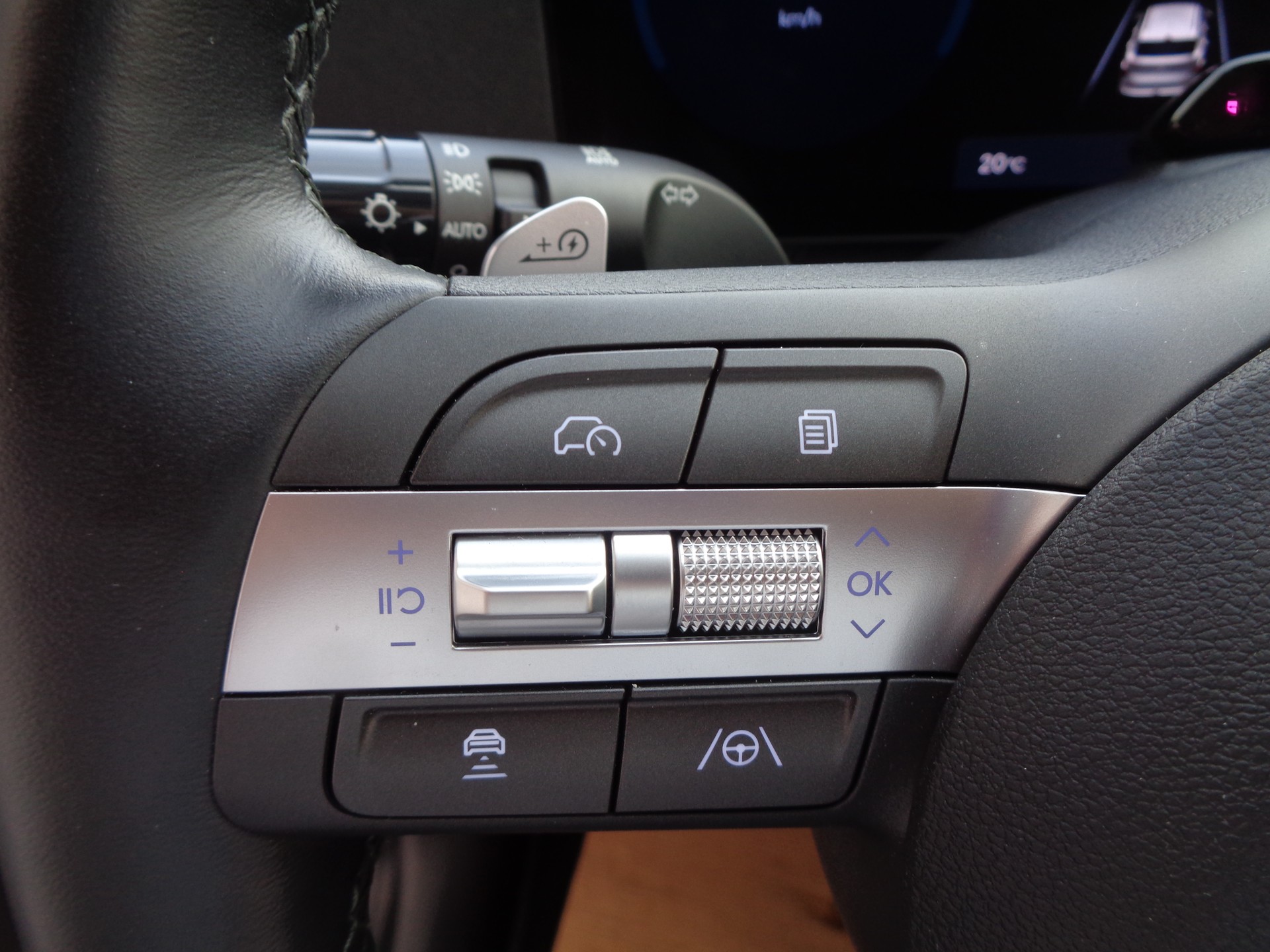HYUNDAI Kona EV 65.4 kWh Origo-image-16