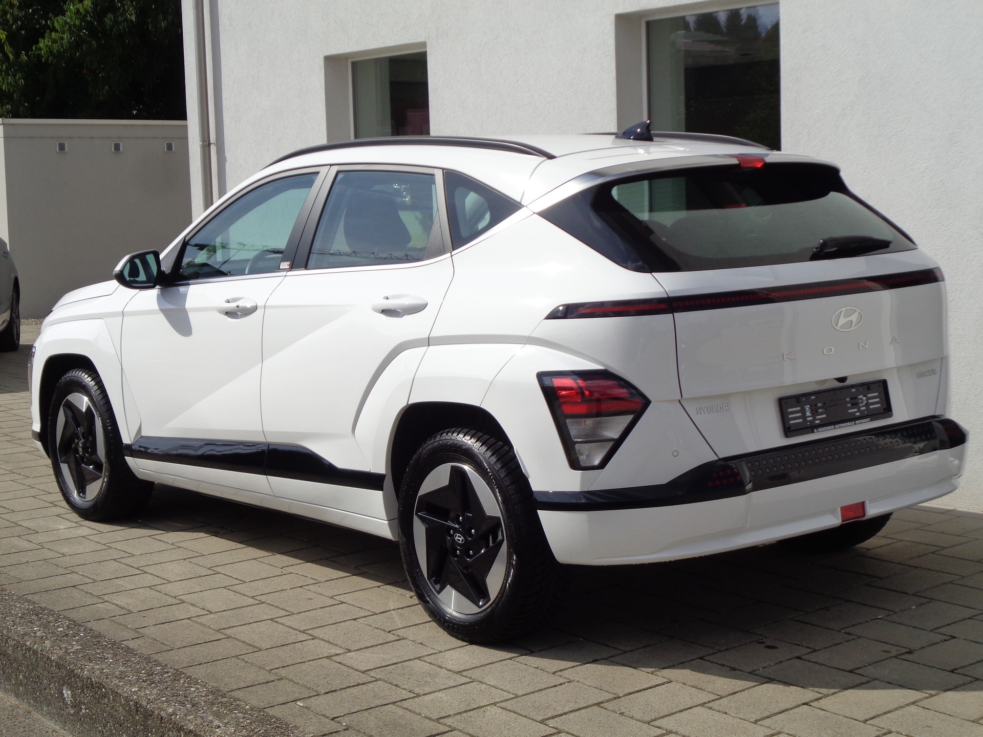 HYUNDAI Kona EV 65.4 kWh Origo-image-4