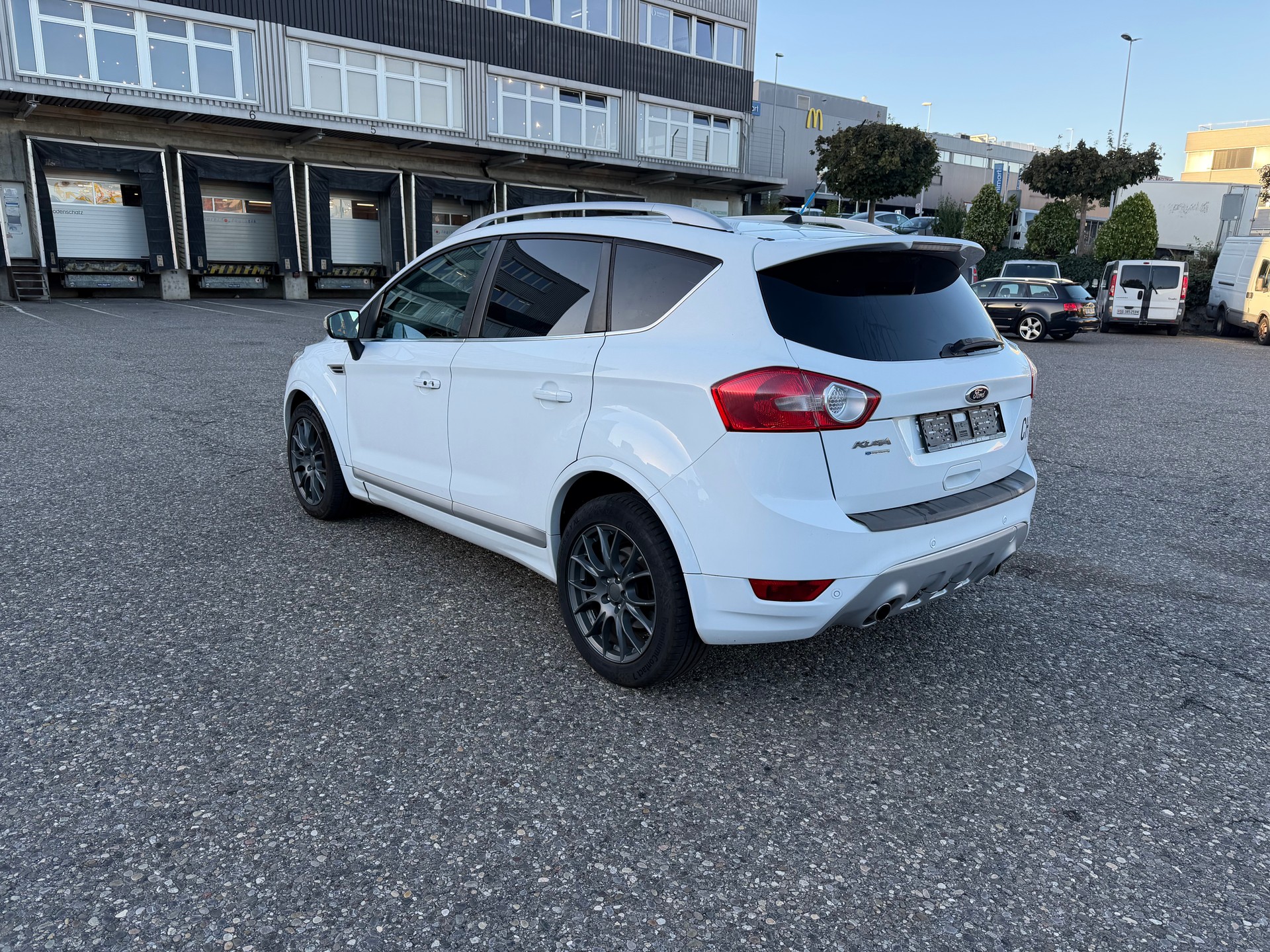 FORD Kuga 2.0 TDCi Individual 4WD PowerShift-image-4