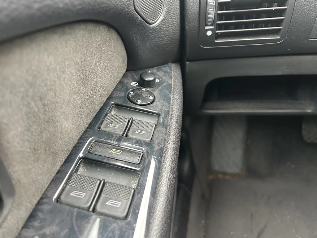 AUDI S8 4.2 quattro-image-26